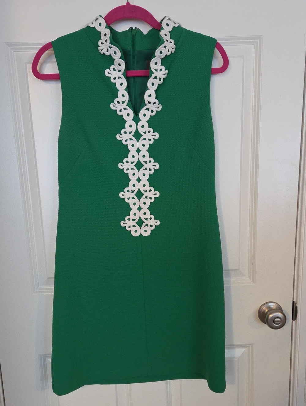 Vince Camuto Green Sleeveless Shift Dress with White Appliqué